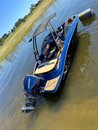 Lancha Victoria Valentino 212 Con Evinrude 150 G2 Año2023