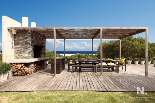 Casa De 4 Dormitorios En Venta, Punta Del Este