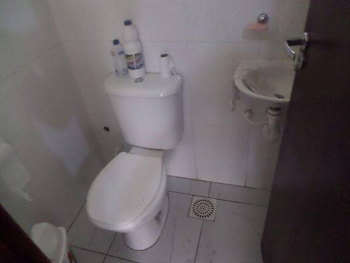 Imagem 3 de 30 de Sobrado Semi Novo Em São Vicente Com 02 Dormitorios E Quintal Em Condominio Bem Localizado - Hm2047