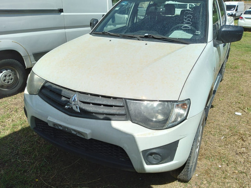 Imagen 3 de 11 de Mitsubishi L200 2015 2.4 Cabina Doble 4x2 Mt