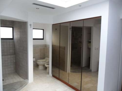 Imagen 10 de 18 de Se Vende Impecable Th-3niveles -513m²-7h+6b+3p+vista+piscina+bbq-la Tahona