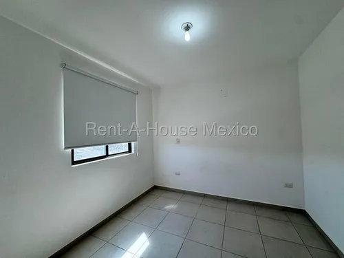 Renta. Casa De 3 Recámaras Con 1 En Planta Baja - Zákia | Rahqro