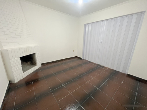Alquiler De Hermosa Casa, Totalmente Reciclada, Piedras Blancas, 2 Dormitorios, Cochera, Baño, 2 Patios, Sin Gastos Comunes, Muy Segura!!