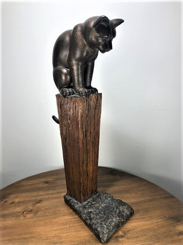 Estatueta Gato No Poste De Resina 51cm