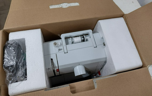 Imagen 5 de 6 de Máquina De Coser Recta Femmto Hlt12 Portable Blanca 220v