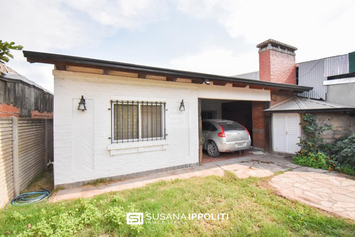 Casa En Venta O Permuta De 2 Dormitorios En Zona Urbana De Roldan