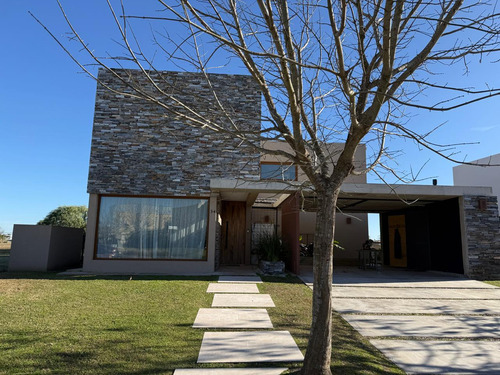 Casa En Venta 5 Dormitorios Mas Playroom Canton Golf Escobar