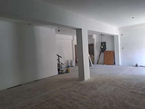 Se Alquila Local Comercial A Pie De Calle En La Av 5 De Julio En Puerto La Cruz, Anzoategui