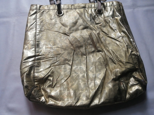 Imagen 3 de 10 de Bolso De Mano M K Dorado Metálico Entre Ahulado