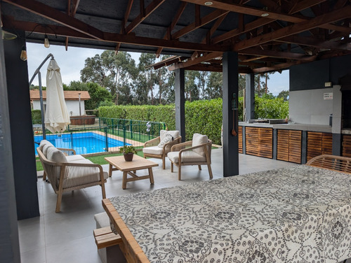 Parcela Con 2 Casas Y Cabaña En Mantagua, 2500m2
