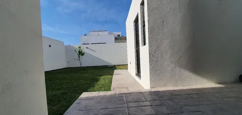 Preciosa Casa Seminueva Moderna, Amplia Iluminada Para Cualquier Requerimientos, Amplia Recamara Con Baño En Pb, 4 Rec Con Baño Propio, Exclusivo Para Vivir O Inversion