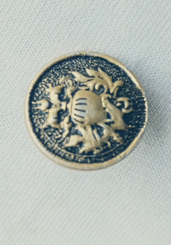 Botão Em Metal Dourado Com Desenho De Um Brasão - Ab Dourado Liso (Usado)