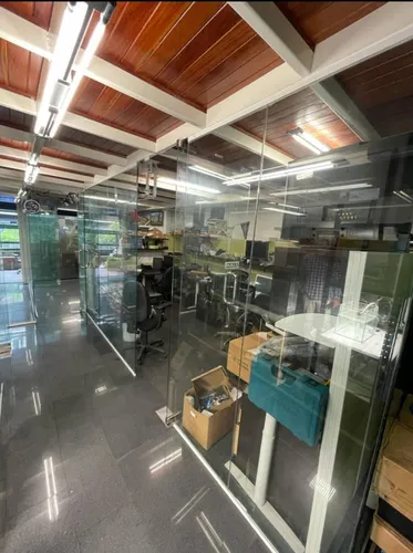 Oficina Remodelada Minimalista