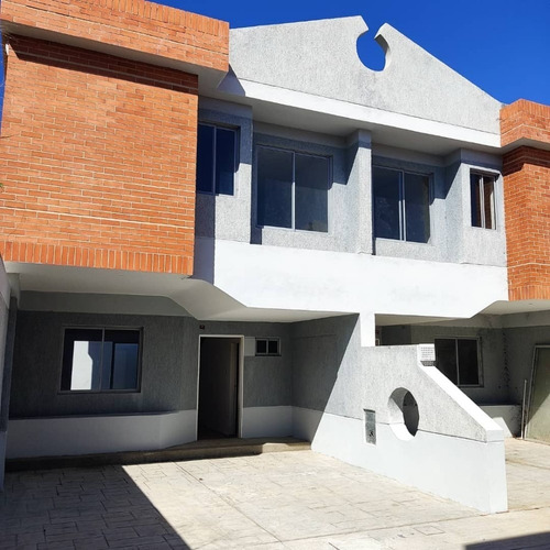 Imagen 1 de 12 de Townhouse En Obra Blanca En Santa Cruz, San Diego Con Pozo