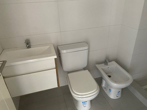 Mono Ambiente Al Fte Sin Muebles En Peron Y Uruguay