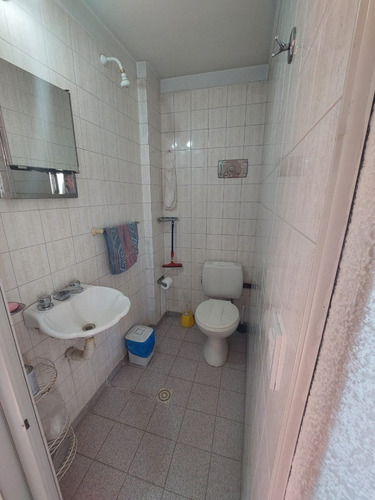 Casa Antigua 5 Ambientes Sobre Lote De 8,66 X 43,30 Mts. Ideal Familia Numerosa O Profesionales - Zonificacion Industrial Dominante - U$d 189.000