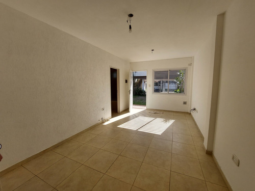 Departamento De 2 Amb C/ Patio Y Cochera- Castelar- Alquiler