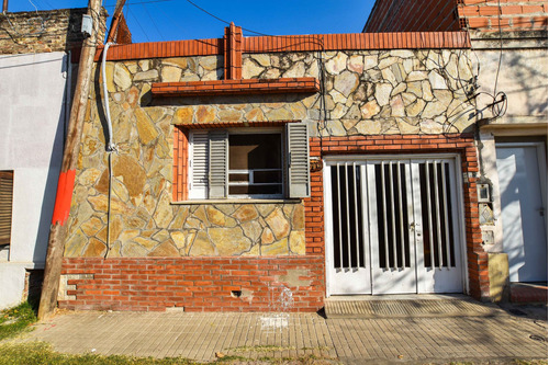 Casa  1 Dormitorio+comodin En  Venta. Saladillo