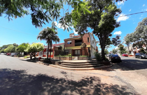 Imagen 1 de 14 de Casa Dos Plantas En Esquina Zona Hospital