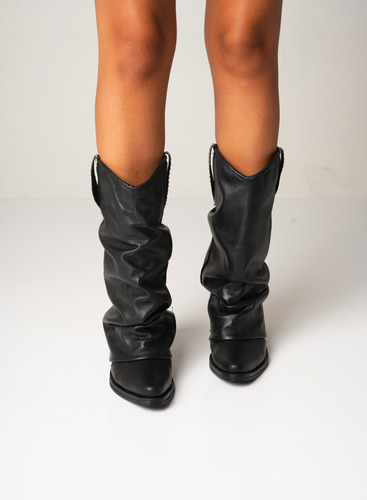 Botas Texana Negra Caña Volcada Arrugada Con Tachas De Cuero