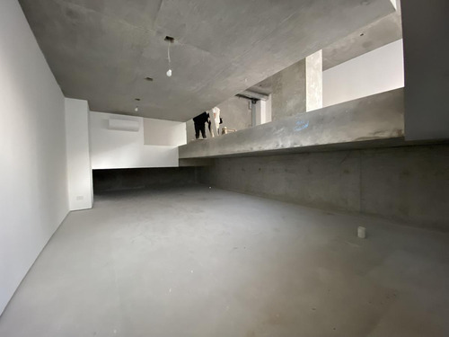 Venta Espectacular Local Sobre Directorio 151 M2
