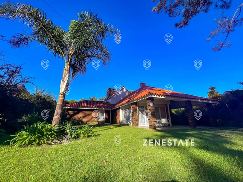 Hermosa Casa En Zona De Playa Mansa, Cerca De Todos Los Servicios