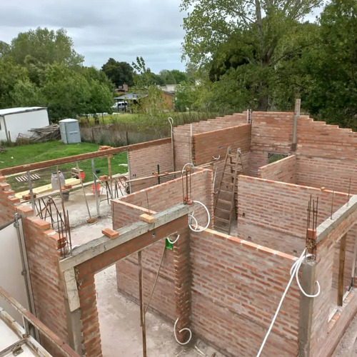 Chalet De Dos Dormitorios - Construcción Totalmente En Ladrillos - En 30 Días