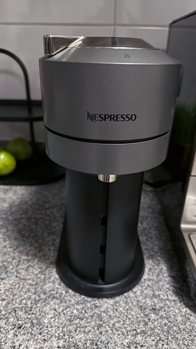 Cafetera Nespresso Vertuo Next - Gris (Usado)