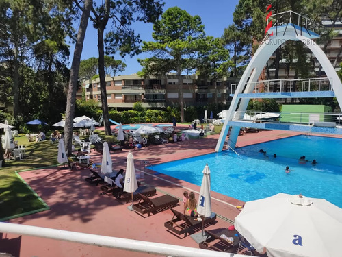 Encantador Apartamento En Arcobaleno, 2 Dormitorios Con Acciones De Piscina, Cochera Y Baulera. Consultenos!