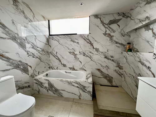 En Venta Espectacular Casa En Prados Del Este De 733.mts. Recién Remodelada Casi En Su Totalidad -en Calle Cerrada Con Vigilancia Privada