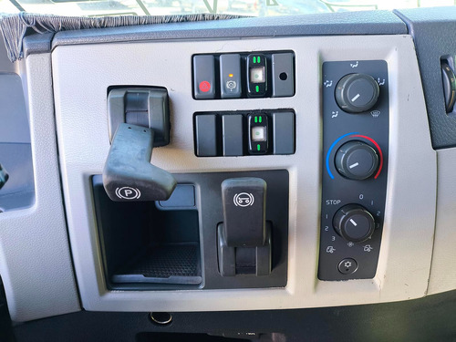 Volvo Vm 330 2015 Cavalo 4x2 Toco, Leito, Ar, Automatico