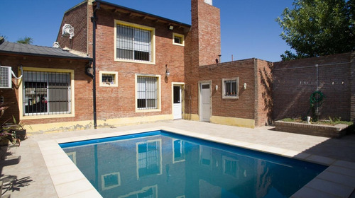 Imagen 1 de 16 de Casa De 3 Dormitorios Con Cochera Cerrada, Pileta Y Quincho En La Ciudad De Perez