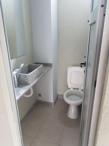 Imagen 5 de 16 de Galeria Comercial A 2 Cuadras De Av. Aconquija