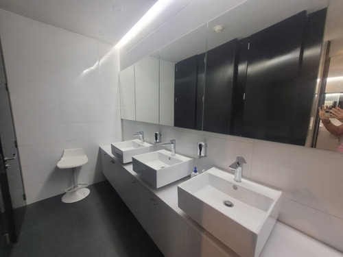 Conjunto De Modernas Oficinas Amobladas