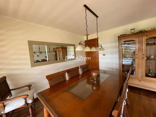 Casa En Venta De 5 Dorm. 4 Baños En Condominio En Las Condes