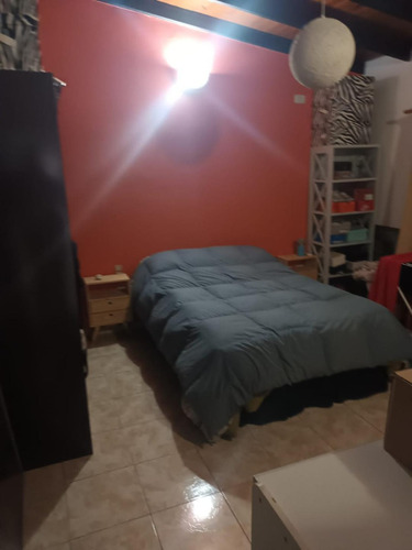 Departamento De Dos Ambientes En Primer Piso Por Escalera.