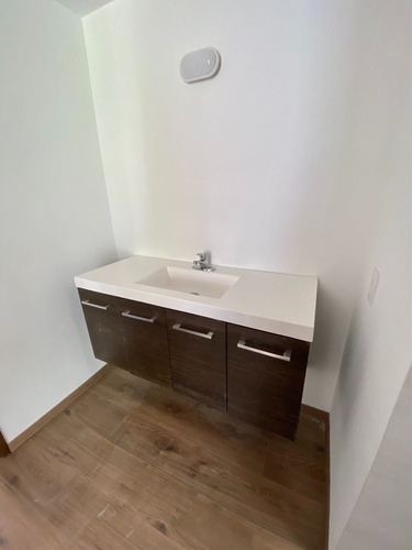Imagen 17 de 22 de Casa En Venta Totalmente Remodelada Con 3 Recs En Barrio Del