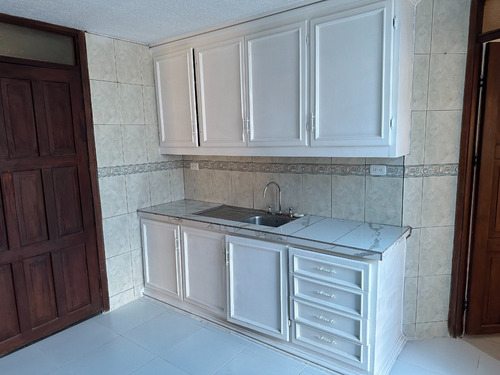 Amplio Departamento De 145 M2 Ofrece El Equilibrio Perfecto Entre Espacio, Ubicación Y Estilo Clásico.
