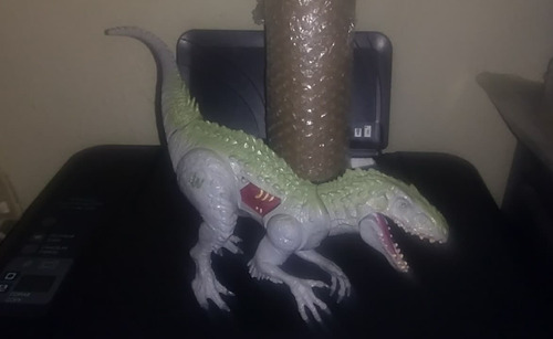 2015 Hasbro Jw Indominus Battle Damage Chomping 28 Cm (Usado)