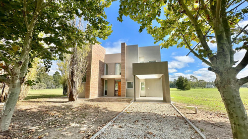 Casa En Venta - 4 Dormitorios 3 Baños - Cochera - 1.250mts2 - Haras Del Sur, La Plata