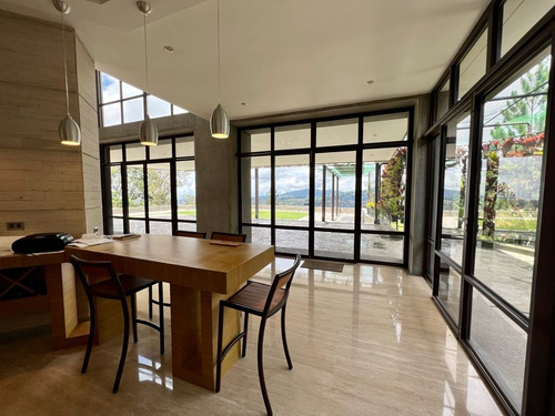 Vendo Casa 1350m2 4h/10b/10p Monte Elena 9049