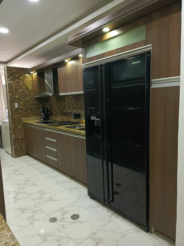 Sky Group Vende Apartamento En El Parral, Royal Palace. Via-039