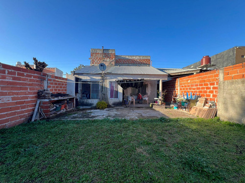 Casa En Ezeiza - A Terminar - Amplio Lote