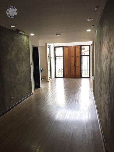 Excelente Local Comercial Ideal Para Oficinas Profesionales.