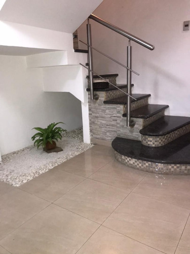 Imagen 3 de 13 de Ligia Guardia Vende Town House En Res. Lomas Alto Urb. Lomas Del Este