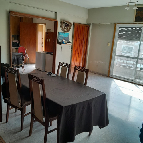 Inmueble De 3 Pisos Sobre Lote De 209,50 M2.- Cuenta Con 4 Locales C/baño, Garege Y Patio. Departamento Muy Luminoso De 4 Amb.- Y Amplia Terraza.