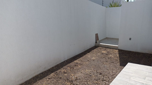 Venta De Casas En El Encino, Pasillo Lateral, Estudio O 4ta Rec En Pb, Lujo