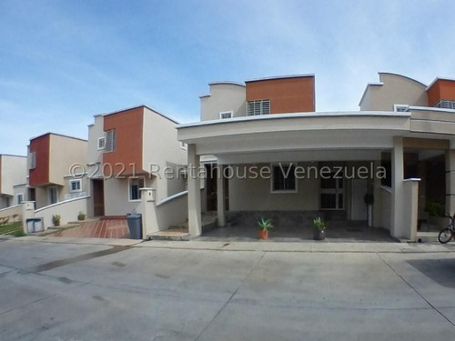 Carlos Colmenarez Flex 24-12223 Casa En Conjunto Exclusivo De La Ciudad Con Sus Comodidades Para El Confort De Tu Familia, Consta De Sala, Comedor, Cocina Moderna Y Amplia, Posee Cuatro Habitaciones