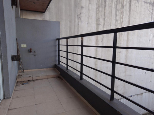 Flores Monoambiente. Contrafrente Con Balcon.