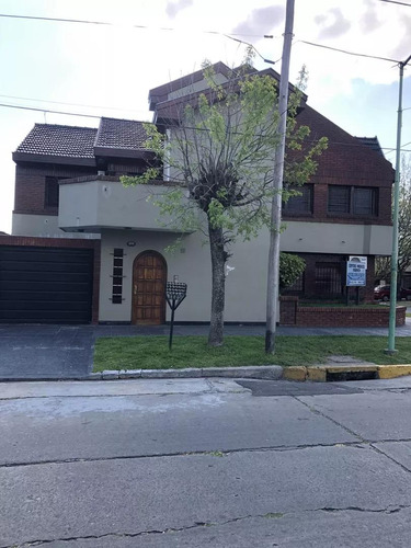 Casa En Venta - 4 Dormitorios 5 Baños - Cochera - 250mts2 - Lomas De Zamora